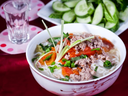 Ăn sáng với bún canh chua thịt nạc