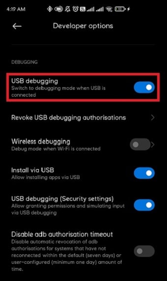 Desplácese hacia abajo y habilite la depuración de USB en Depuración usando la palanca.  Cómo rootear un teléfono Android