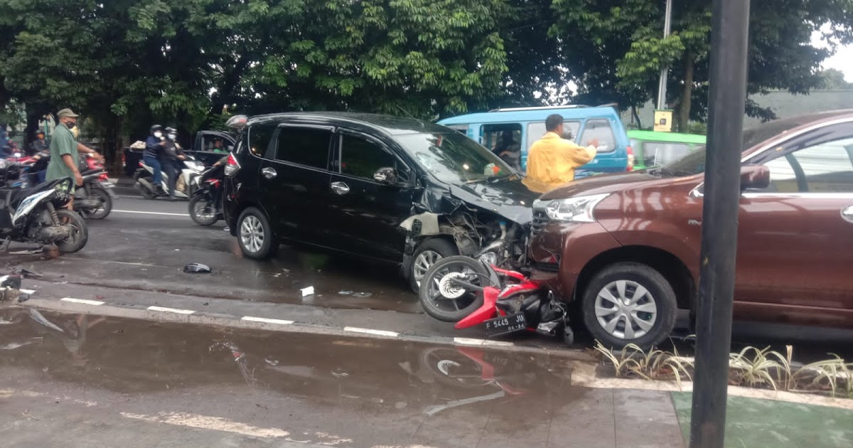 Kecelakaan Beruntun Terjadi di Depan Dealer Honda