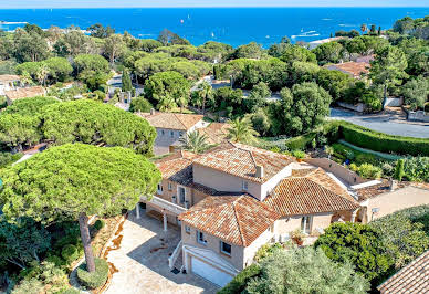 Villa avec piscine et terrasse 2