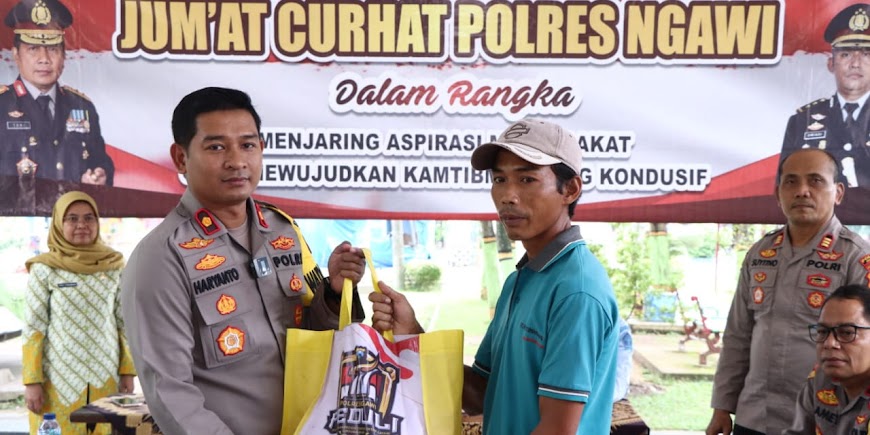 Polisi Peduli, Polres Ngawi Berbagi Paket Sembako di Jumat Curhat 