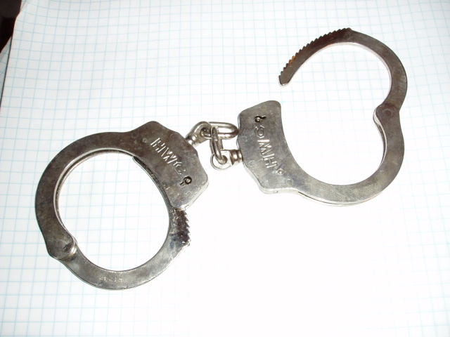 파일:external/upload.wikimedia.org/Police_handcuffs.jpg