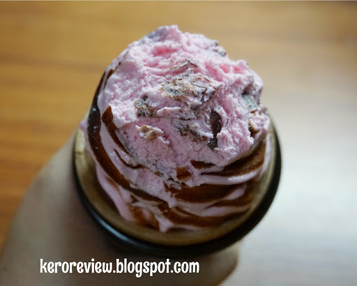 รีวิว กูลิโกะ พาลิตเต้ ไอศกรีม กลิ่นสตรอเบอร์รีผสมดาร์กช็อกโกแลต (CR) Review strawberry flavored ice cream with dark chocolate compound, Glico Palitte Brand.