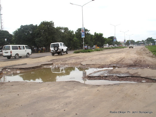 Route impraticable devant la foire internationale de Kinshasa, Janvier 2013. Radio Okapi/Ph. John Bompengo