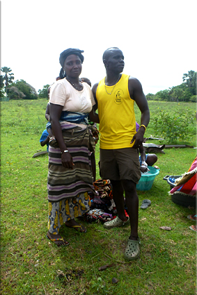 Lamine con su prima, isla de Hitou