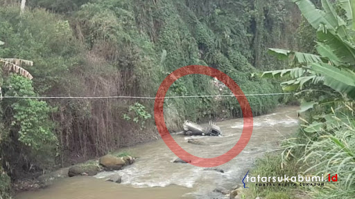 
Mobil Terjun Bebas Masuk Sungai di Ciambar Sukabumi
