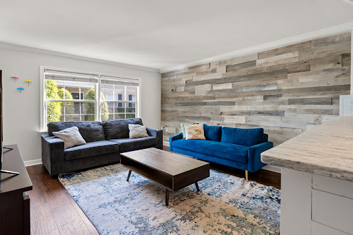 Modern living room with wood accent wall - Prestige house for rent in Atlanta, 2 bedrooms