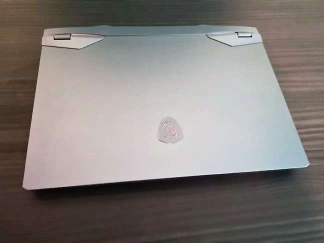 Il laptop da gioco MSI GE66 Raider 10SGS (vista del coperchio dello schermo)