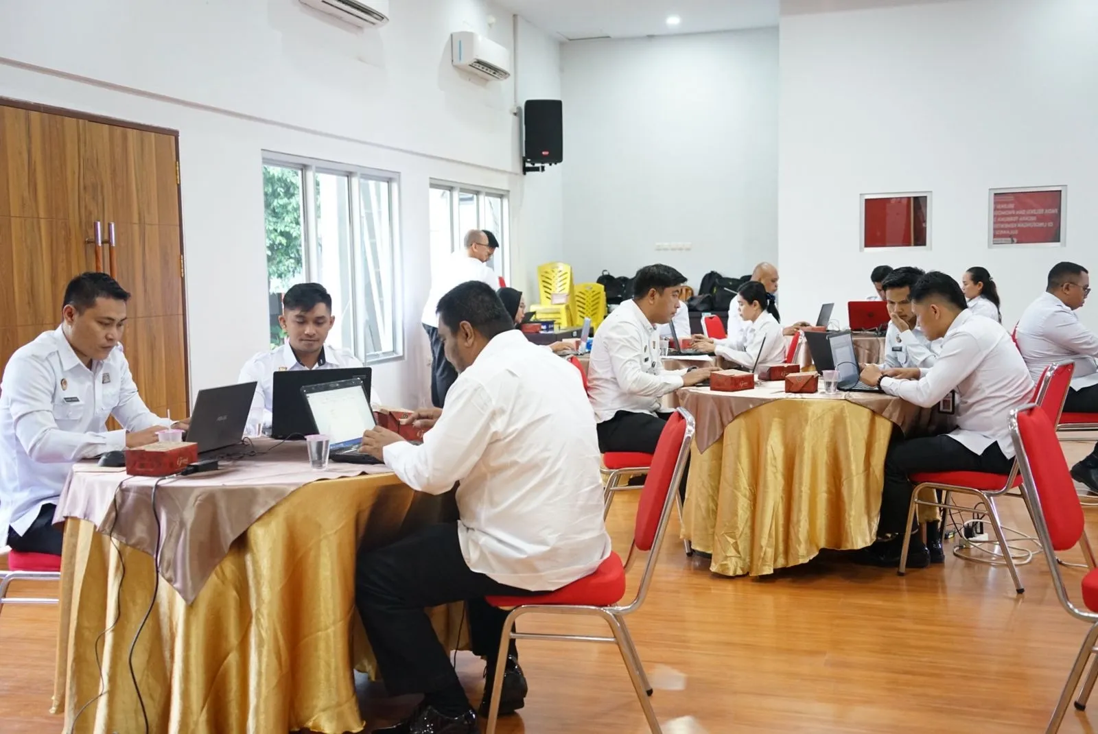 Kegiatan seleksi tulis pada seleksi dan promosi jabatan administrasi secara terbuka (open bidding) di Lingkungan Kemenkumham Sulawesi Utara untuk mengisi formasi jabatan Eselon V (pejabat pelaksana) diikuti 23 orang. (Foto istimewa)