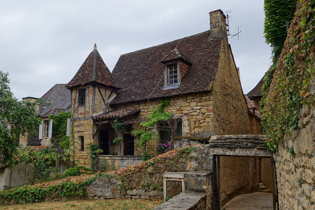 6, Sarlat-la-Caneda. Turenne. Collonges-la-Rouge. Carennac. Loubressac. Autoire. - De viaje por Francia: diarios, viajes y excursiones en coche. (16)