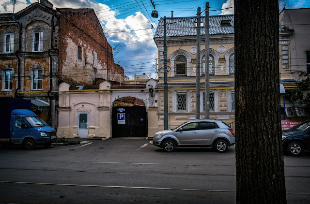 Старые кирпичные здания и арка между ними