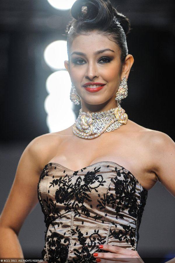 ★♔★Navneet Kaur Dhillon ★♔★(INDIA 2013) - Page 5 India-2013-Navneet-Kaur-Dhillon-walks