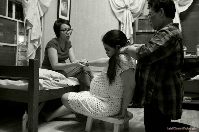 Emotional Photos of Mothers Helping Daughters Give Birth