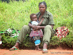 Une femme ex-combattante et son enfant, dans le camp d’entrainement commando de Kotakoli, lors de la visite le 11/09/2014 du chef de la Monusco, Martin Kobler. Radio Okapi/Ph. John Bompengo