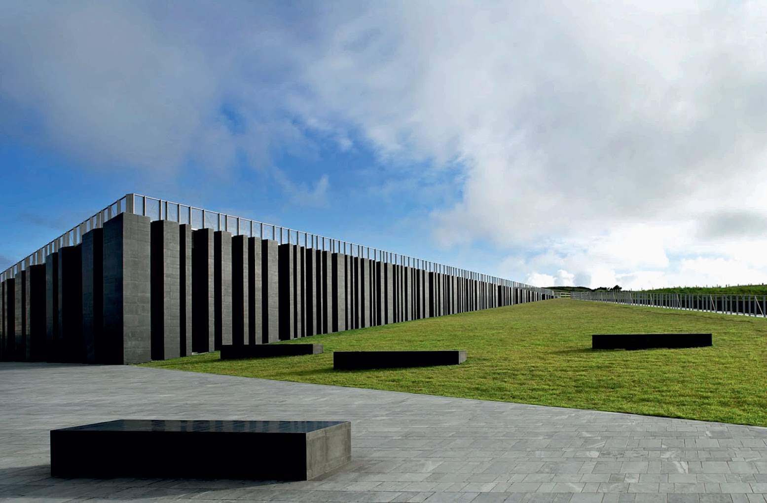 Antrim, Distretto di Antrim, Regno Unito: [GIANT’S CAUSEWAY VISITOR CENTRE BY HENEGHAN PENG ARCHITECTS]