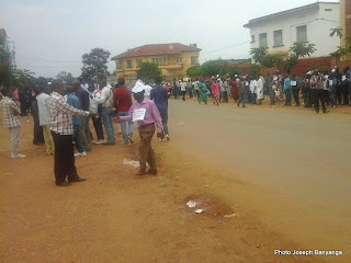 Des agents de l'Hôpital Panzi manifestent dans les rues de Bukavu le 2 janvier 2015. Photo/Joseph Banyanga