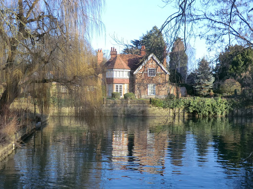 CIMG6681 Riverside house near Goring Mill