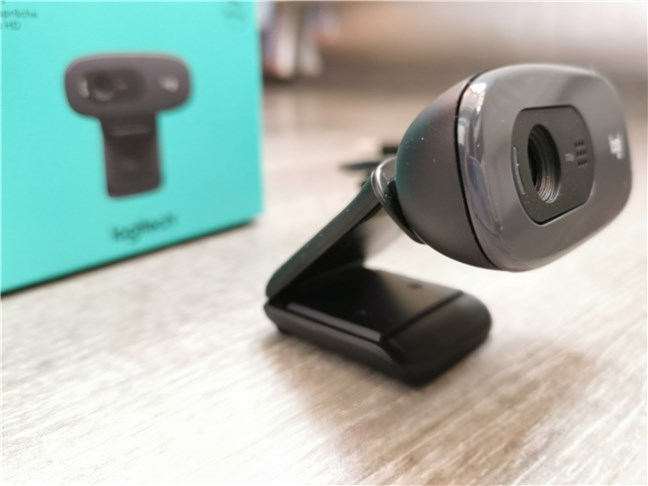 Webcam HD C270 của Logitech đứng trên bề mặt phẳng