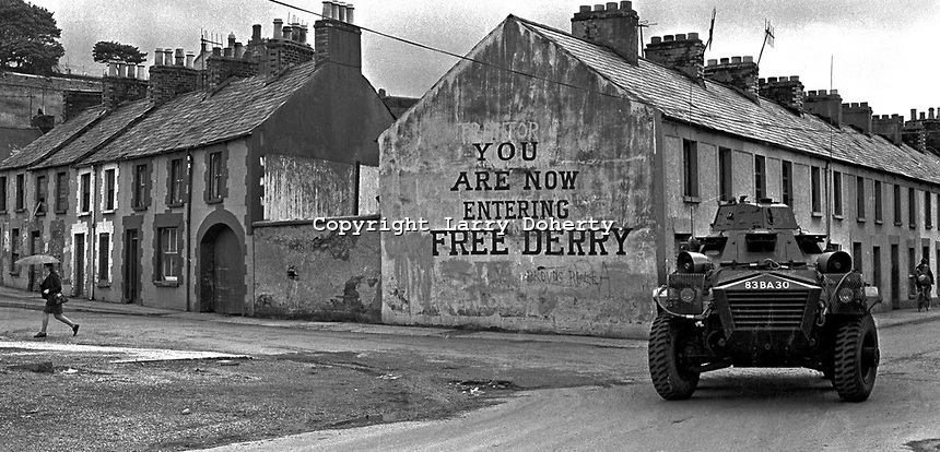 Army-patrol-Bogside-19690900234.jpg