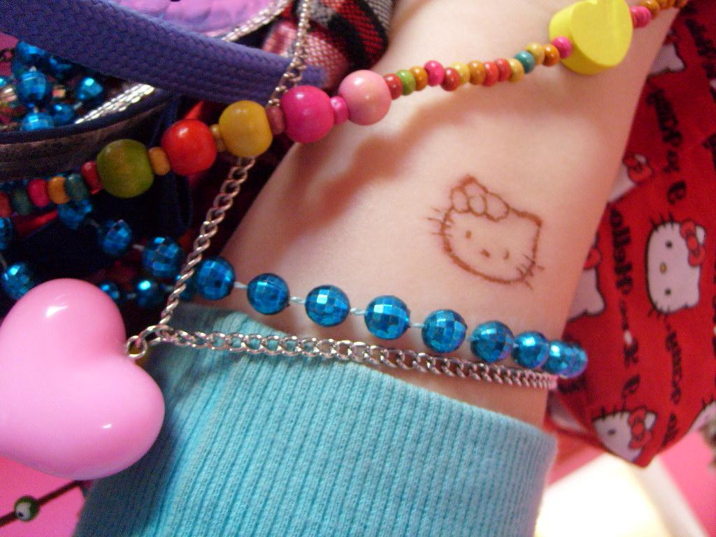 Hello Kitty scarification scab