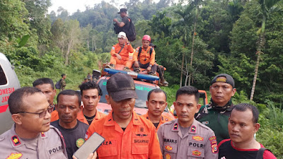 Polisi Bantu Evakuasi Warga Aceh Jaya Yang Tertimpa Longsor