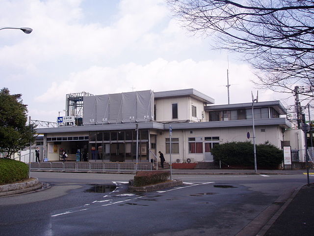 파일:external/upload.wikimedia.org/640px-JRW-Kita-ItamiStation-MainGate-1.jpg