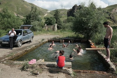 Pool mit warmem, mineralischen Wasser im Dorf Vorotan