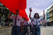 Forkopimda Sumut Gelar Kirab Merah Putih di Istana Maimun Bentangkan Bendera Sepanjang 1,5 Km