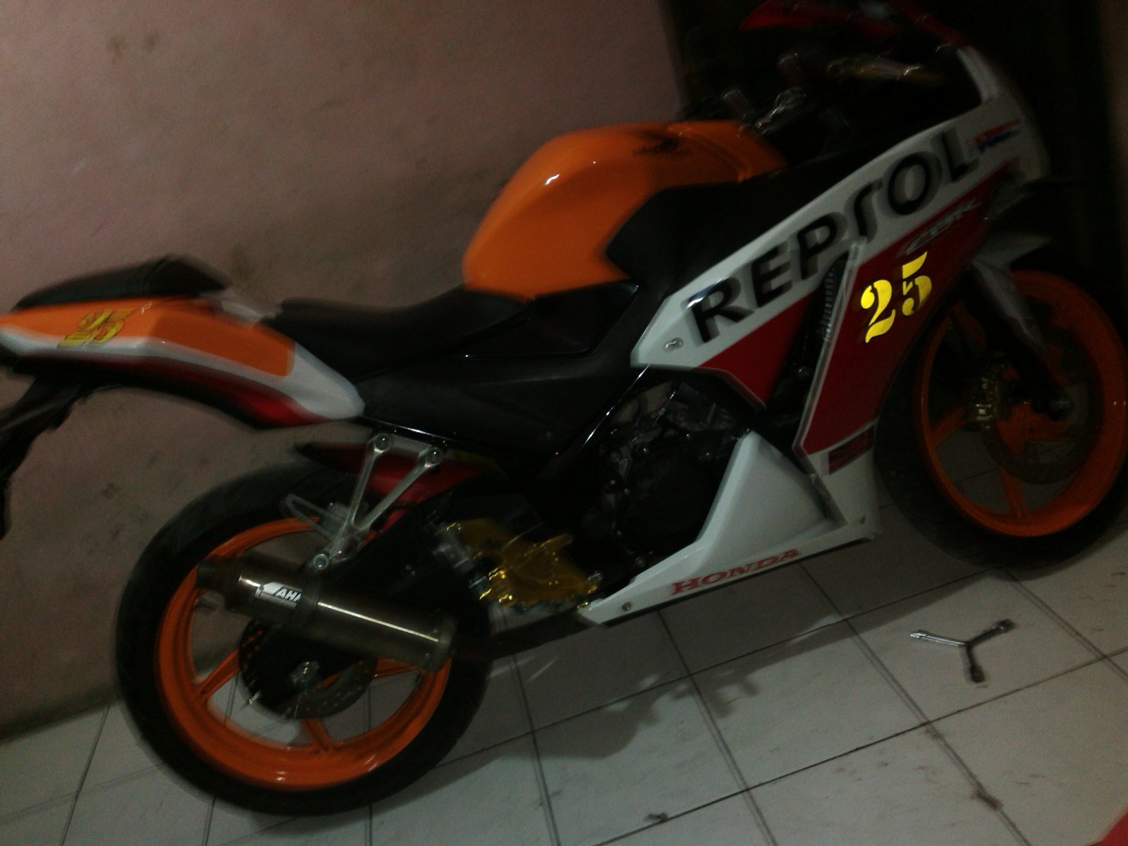 Modifikasi Buntut Honda CBR150R Lokal Split Seat Ala Moge