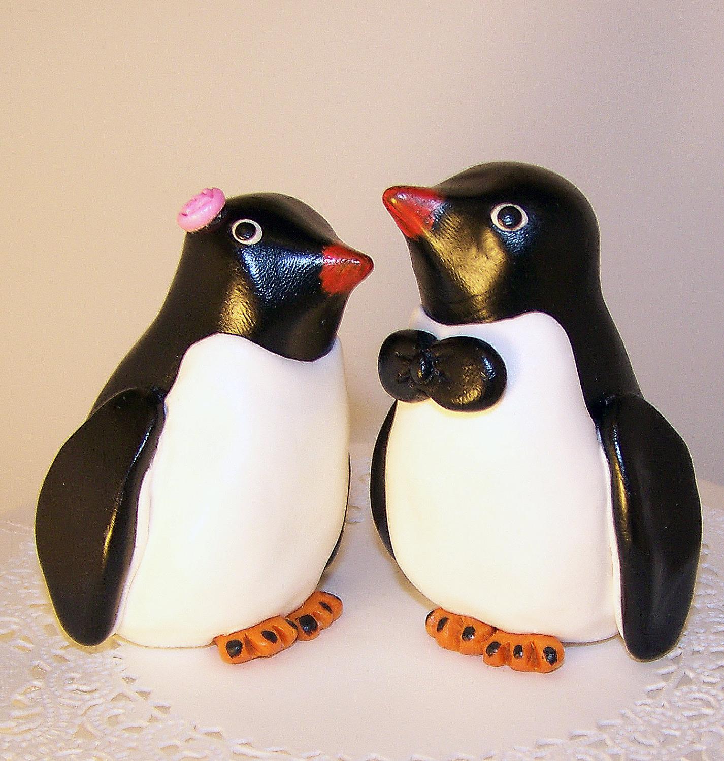 Penguin Cake Topper Nuzzling
