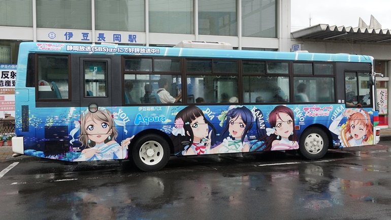 파일:lovelive_sunshine_izuhakone_bus_wrapping_right.jpg