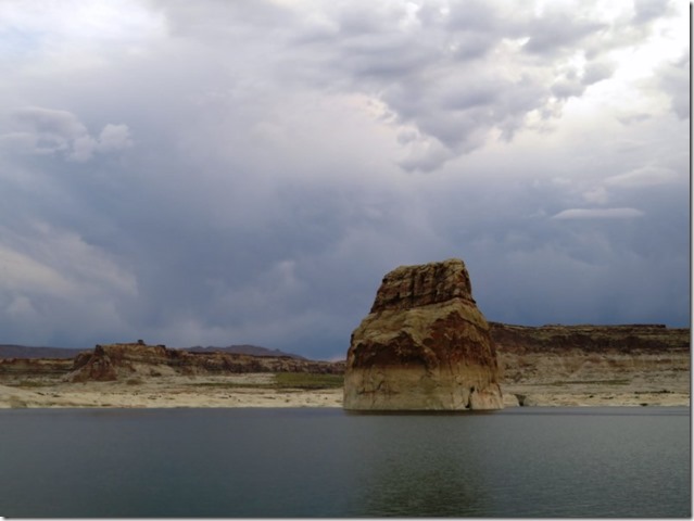 Lone Rock on a cloudy morning [800x600]