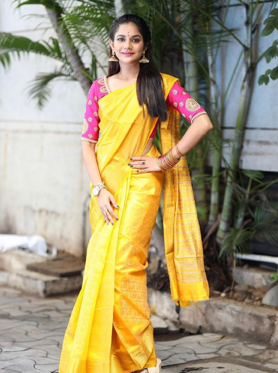 Aishwarya Dutta Hot Photos in a Saree! Gorgeous