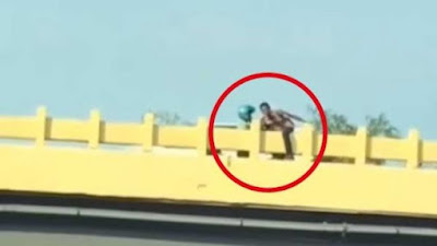 VIRAL! Video Pria Nekat Ingin Lompat dari Flyover Pekanbaru, Diduga Cekcok dengan Kekasih