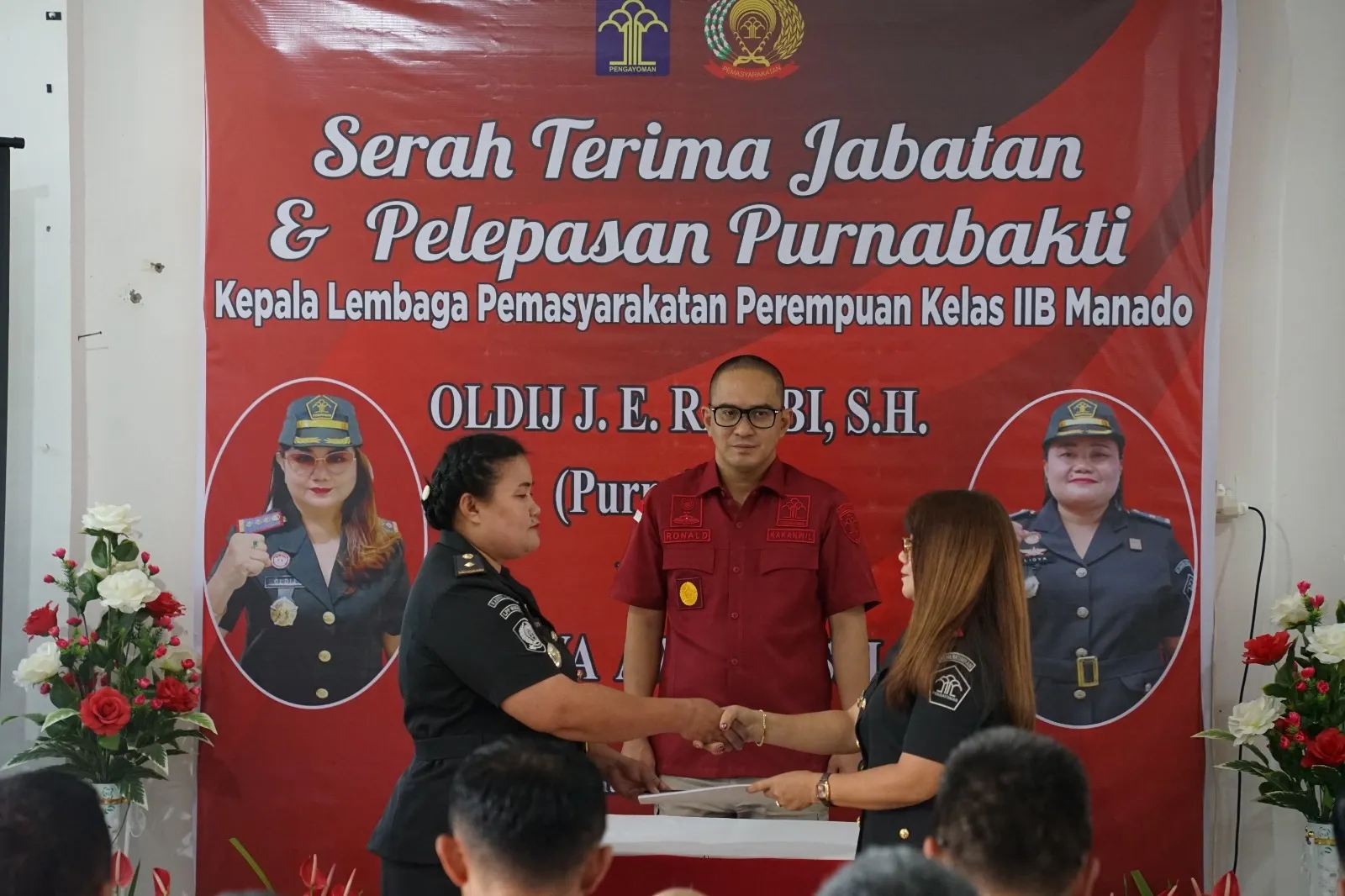 Kegiatan yang digelar di selasar LPP Manado tersebut diawali dengan penandatangan serah terima jabatan oleh Kepala LPP Manado yang lama Oldij Rambi kepada Plt. Kepala LPP Manado Lidya Awoah. (Foto istimewa)