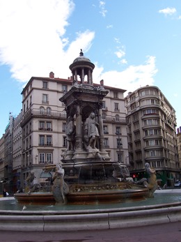 2007.07.09-030 fontaine des Jacobins