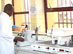Dans un laboratoire à l’Institut national des recherches biomédicales(INRB) le 10/07/2015 à Kinshasa. Radio Okapi/Ph. John Bompengo