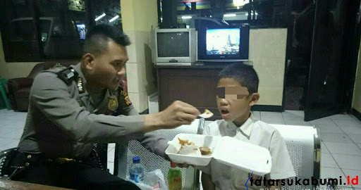 
Polisi Tampan Suapin Anak yang Diduga Diterlantarkan Ayah Tirinya
