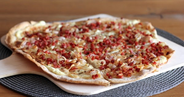 Elsässer Flammkuchen mit Speck und Zwiebeln