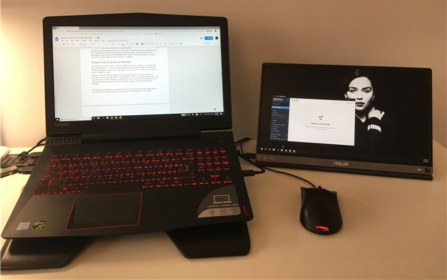 Utilizzando l'ASUS ZenScreen MB16AC fianco a fianco con un laptop