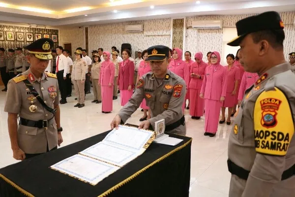 Pelantikan digelar di aula Tribrata Polda Sulut, Rabu (13/3/2024) dihadiri oleh para PJU Polda, para Kapolres/ta jajaran. (Foto istimewa)