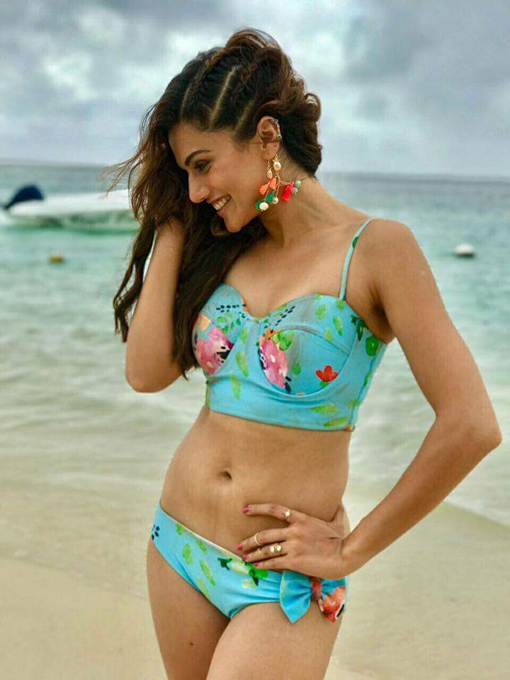 720px x 960px - Most Sexy Bikini Photos of Tapsee Pannu- Hot Navel-Deep Cleavage Images
