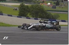 Il contatto tra Nico Rosberg e Lewis Hamilton