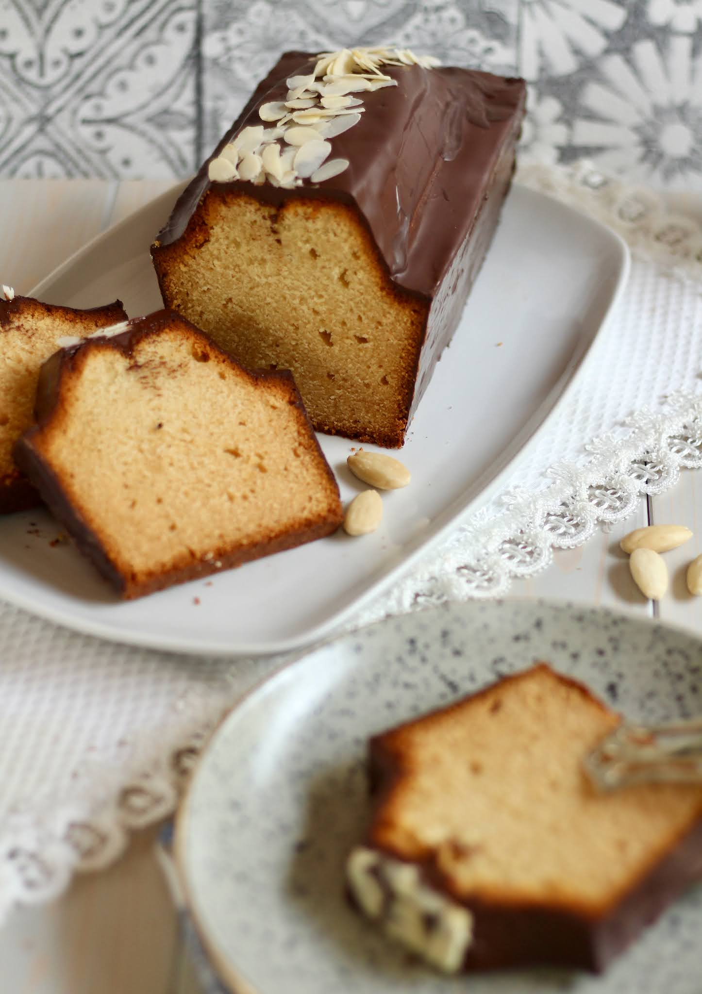 Saftiger, super feiner Marzipankuchen mit viel Schokolade und Mandeln! Saftiger, super feiner Marzipankuchen mit viel Schokolade und Mandeln!
