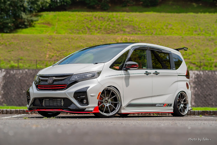 フリードのひさびさの投稿・ADVAN Racing GT BEYOND・ADVAN Racing RZ-DF2・ホイールかえました・9Jに関するカスタム事例の投稿画像1枚目