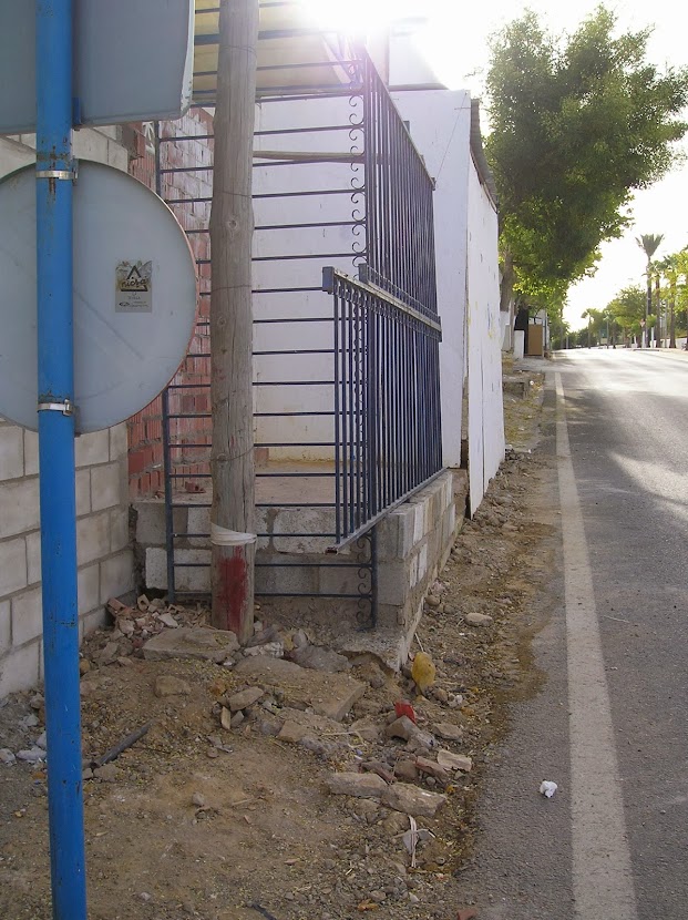 Denuncian la ocupación de la Carretera SE-4200 por estructuras de obras fijas de casetas de Feria de Arahal P8231399