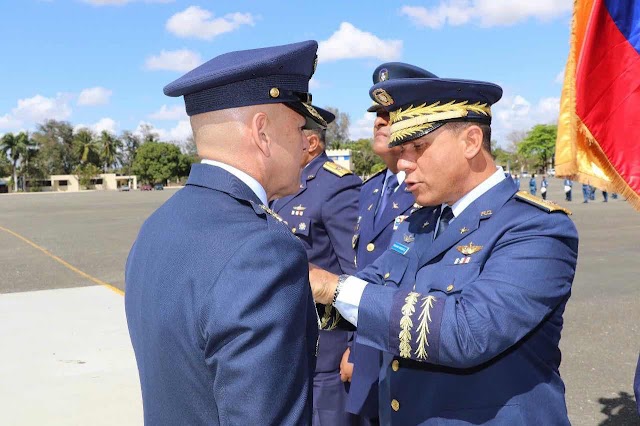 Fuerza Aérea de República Dominicana realiza parada militar en honor al Comandante de la Fuerza Aérea Colombiana.