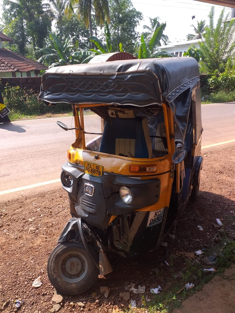 പെരുവളത് പറമ്പ് കുട്ടാവ് റോഡിൽ അപകടം 