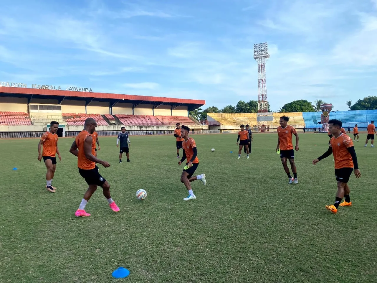 Tim Sulut United saat mengelar latihan di Stadiun Mandala Jayapura.(22/11). (Foto SUFC)