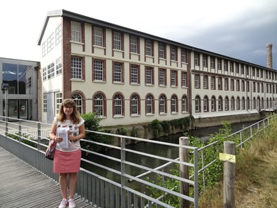 2018.07.19-041 Stéphanie devant la manufacture (18h12)